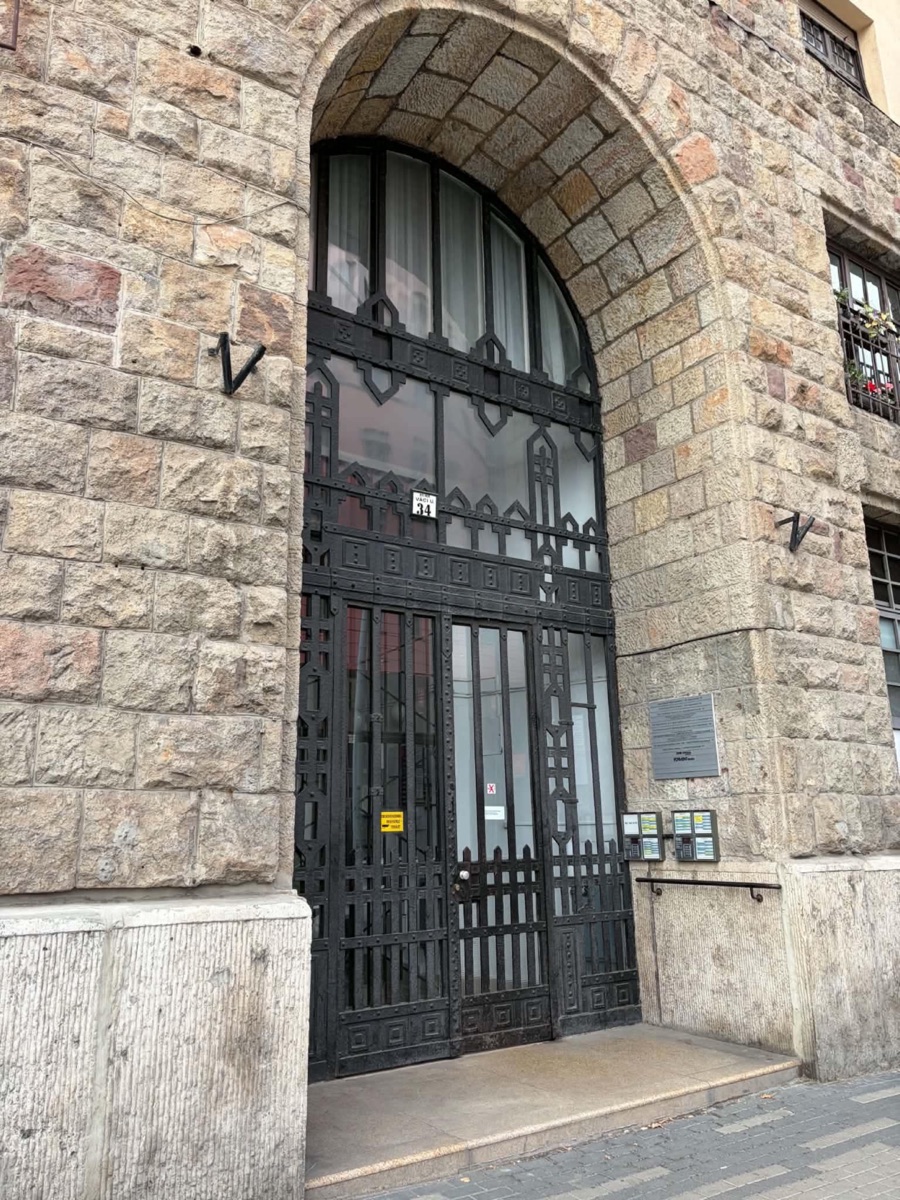 Az iroda épületének bejárata – 1132 Budapest, Váci út 34.